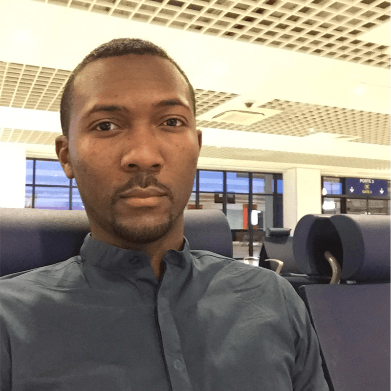 Portrait d’Harouna Diallo Mahamadou A. en chemise grise