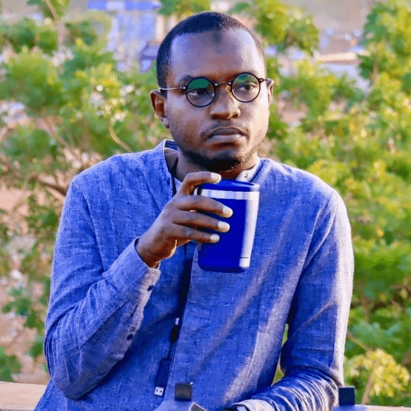Portrait d’Issaka Mounkaila tenant un mug