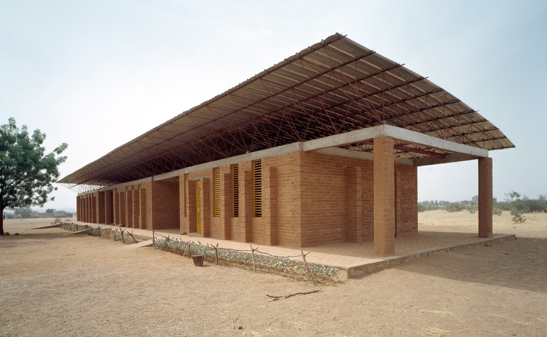 Vue extérieure de l’École primaire de Gando au Burkina Faso