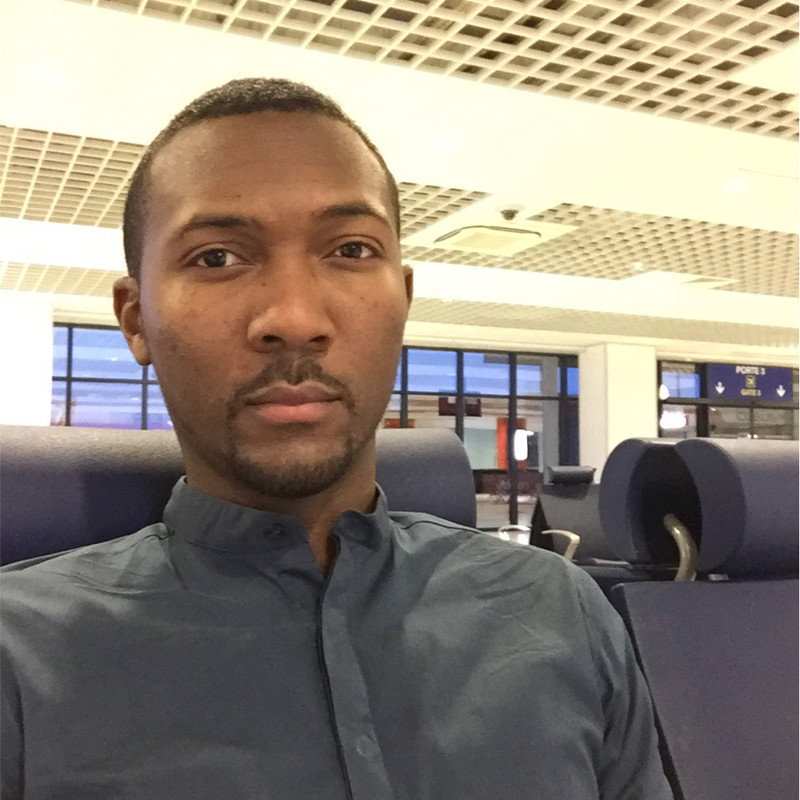 Portrait d’Harouna Diallo Mahamadou A. en chemise grise