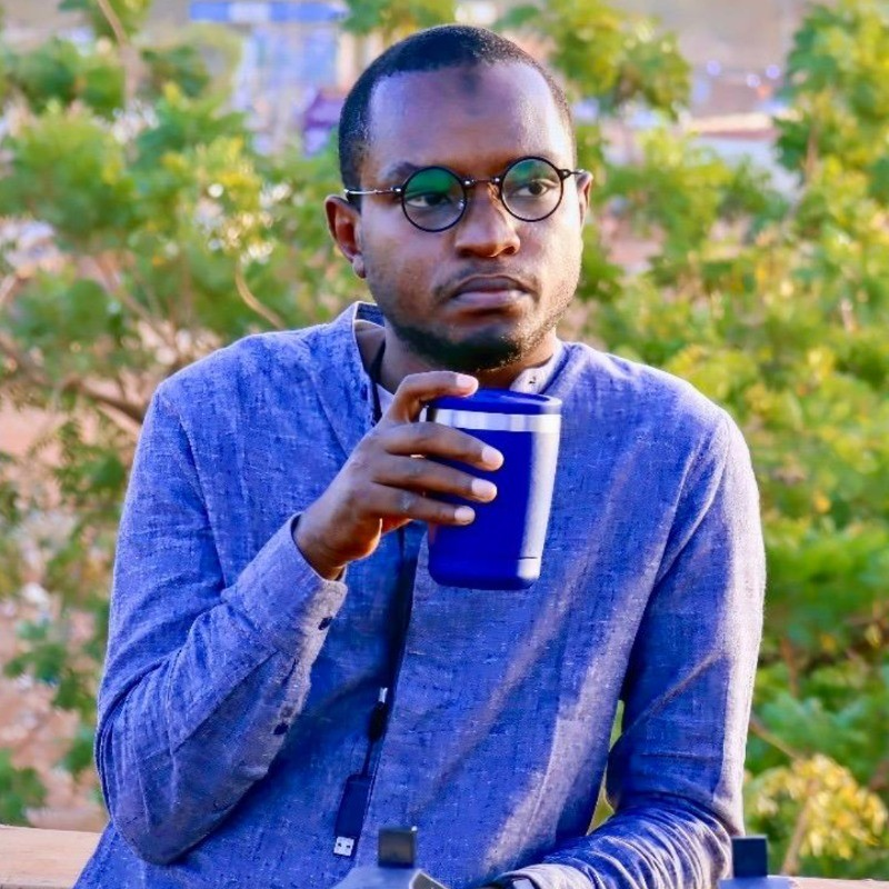 Portrait d’Issaka Mounkaila tenant un mug