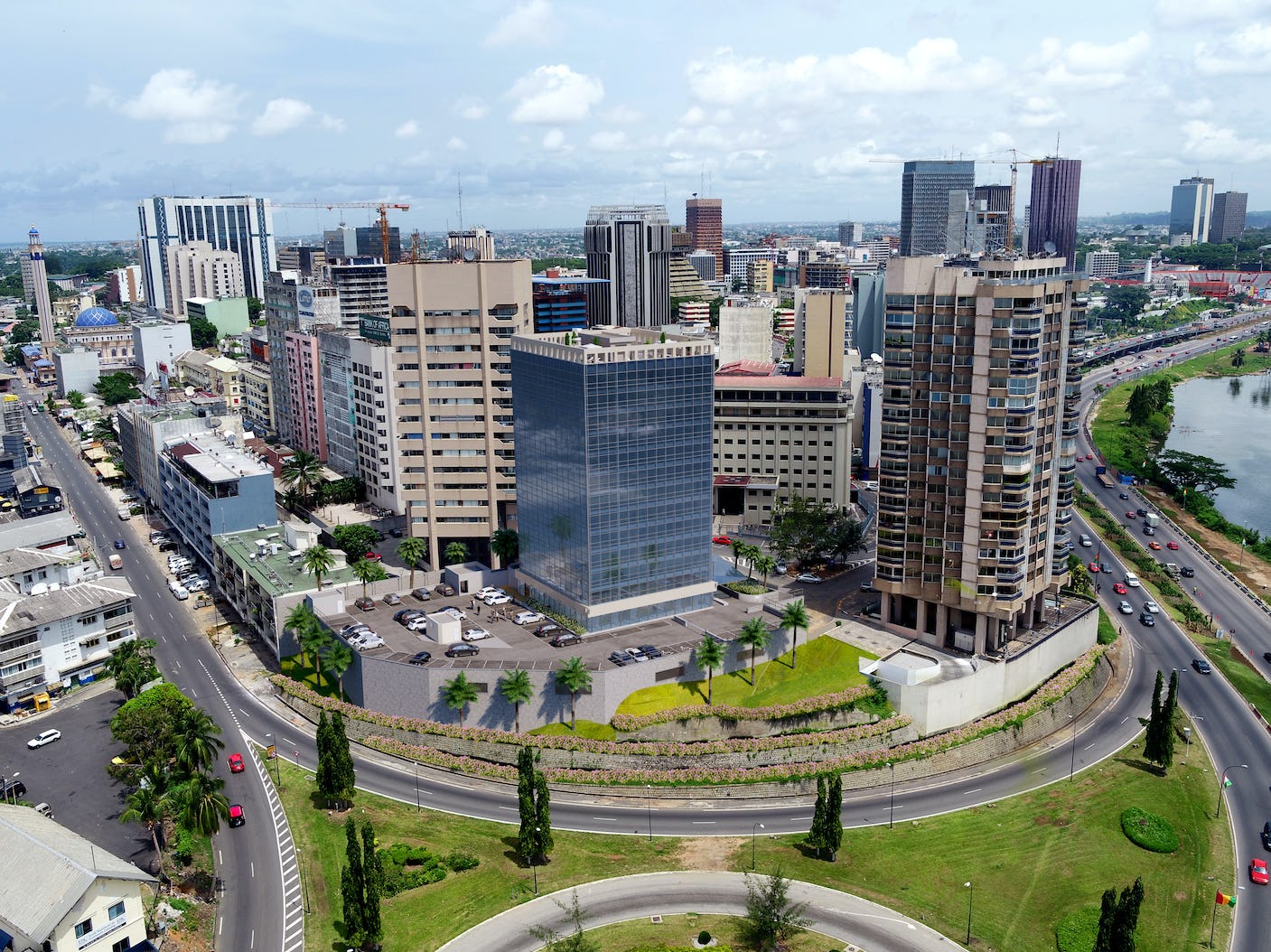 Vue extérieure de la Tour Sama au Plateau d’Abidjan, publiée par Totem Architects